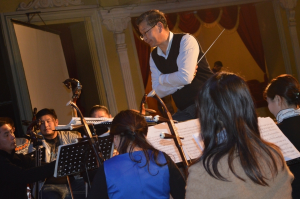 Н.Буянбаатар удирдаачийн тоглолтонд ирсэн азтай үзэгчийг Морин хуураар шагнана